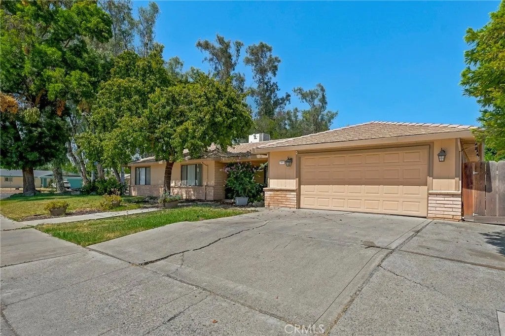 587 W Donna Drive — photo