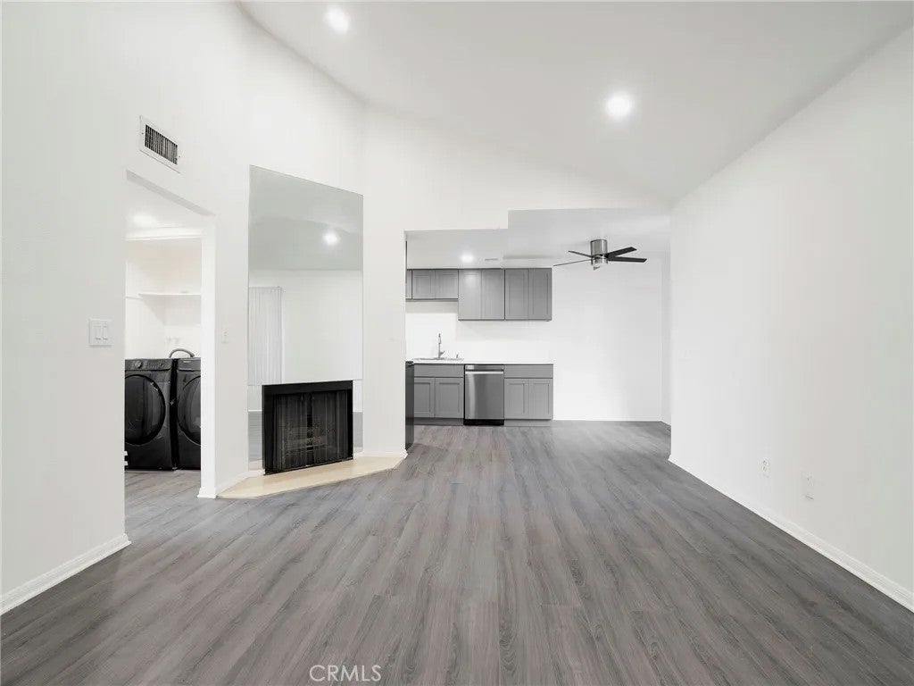 9038 Orion Avenue 209 — photo