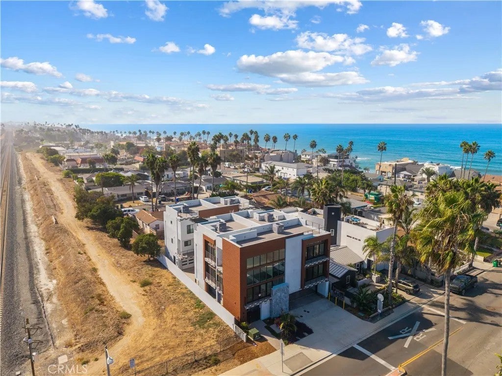 215 Oceanside Blvd 4 — photo