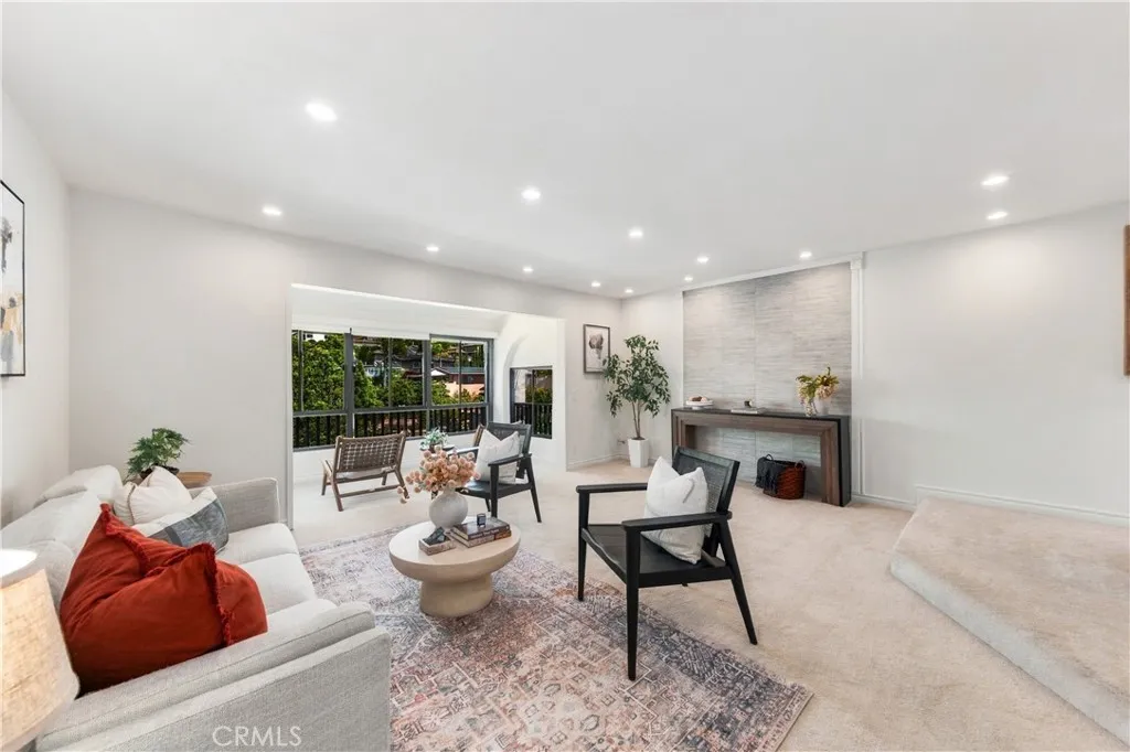 2530 Clairemont Drive Unit 301 — photo
