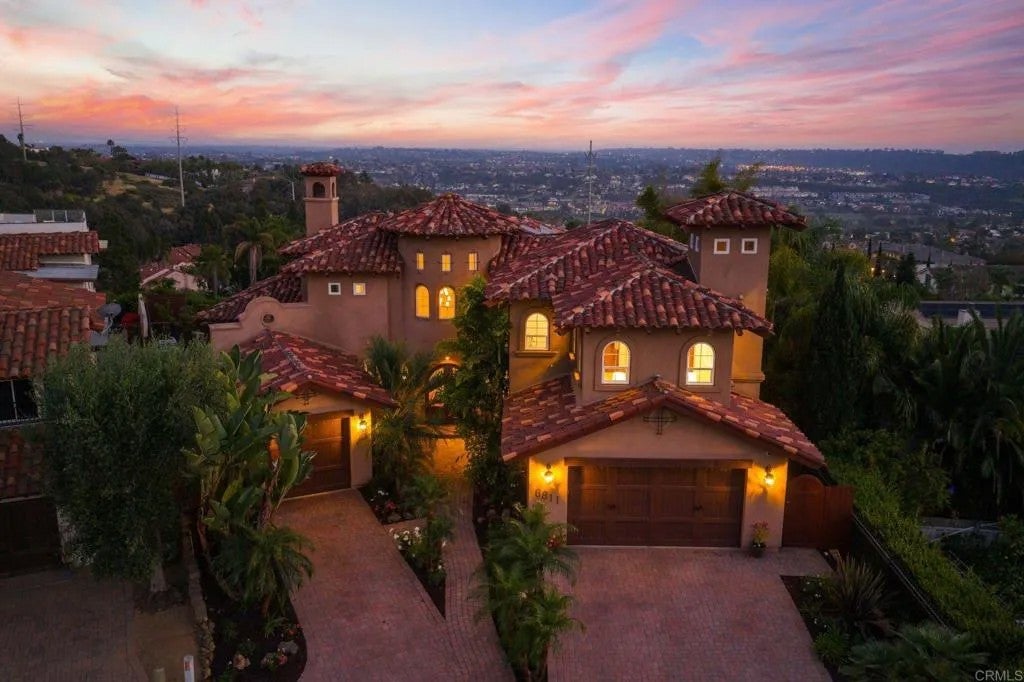 6811 Vianda Court — photo