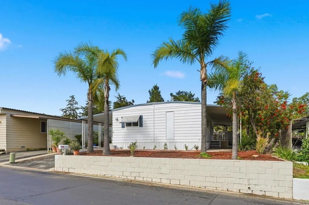 1145 E Barham Spc 260 — photo