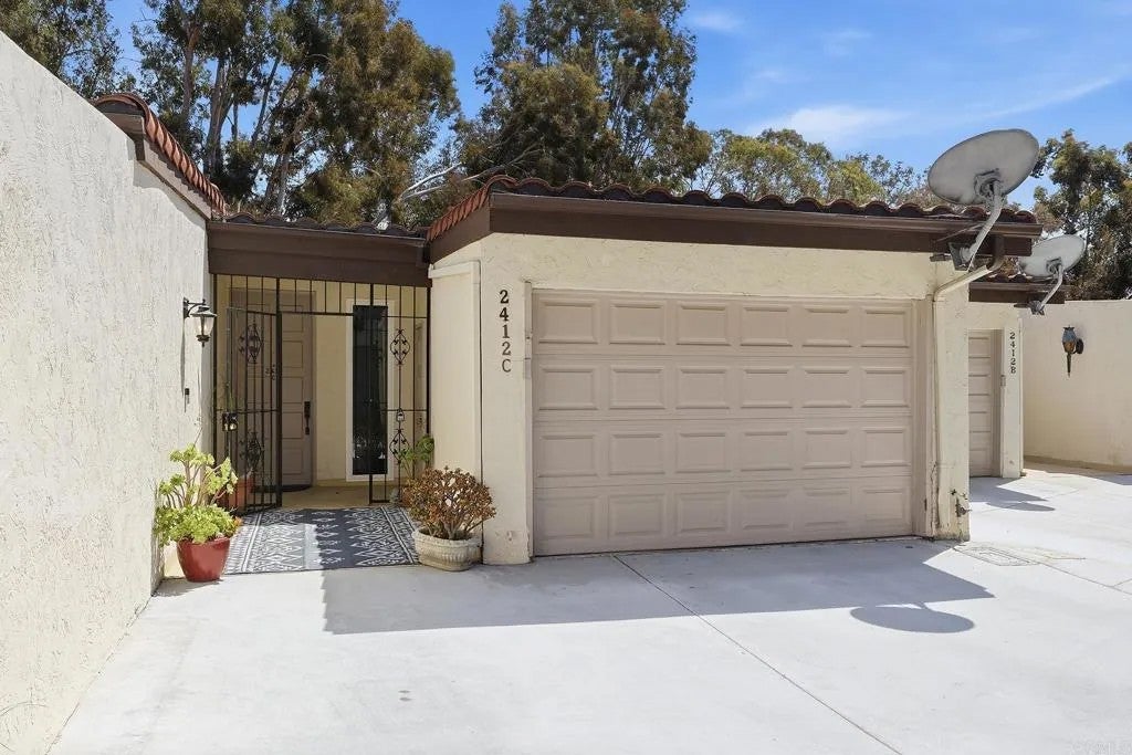 2412 Altisma Way C — photo