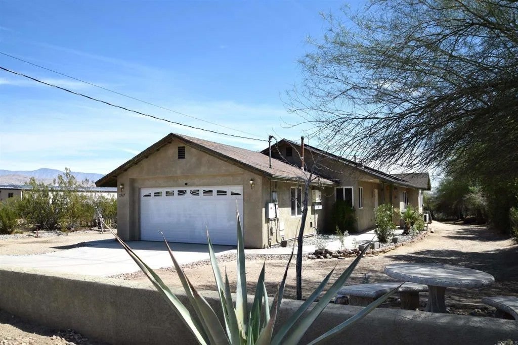 2527 Flying U Road — photo