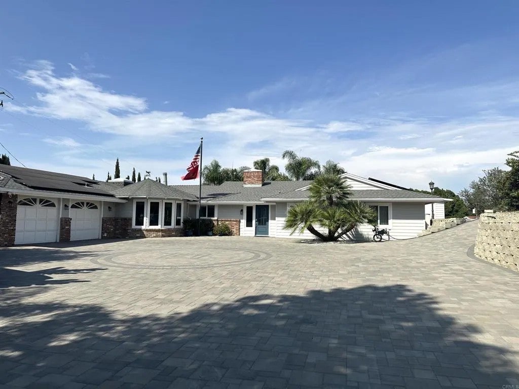 1001 Riverview Drive — photo