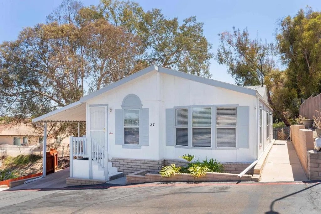 1333 Olive Spc 27 — photo