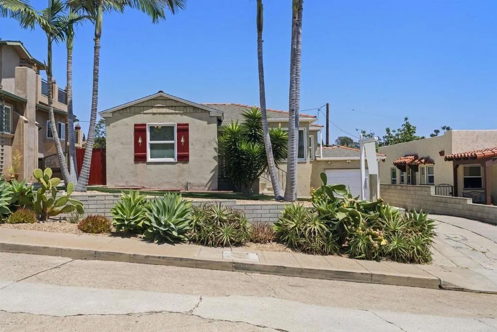 3219 Goldfinch Street — photo