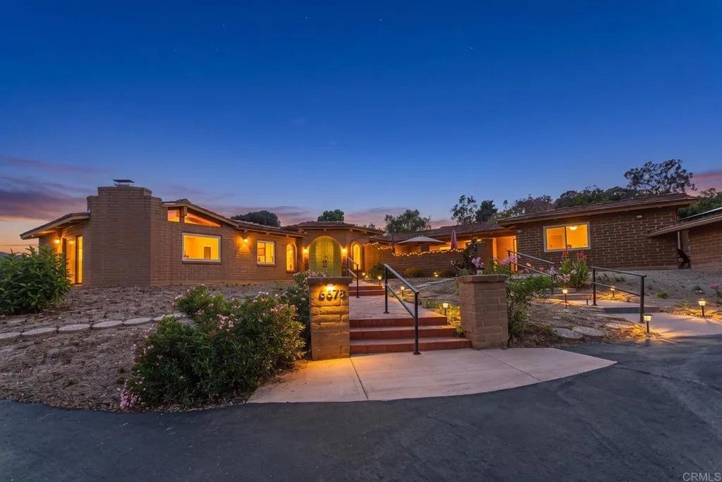 6678 Las Colinas — photo