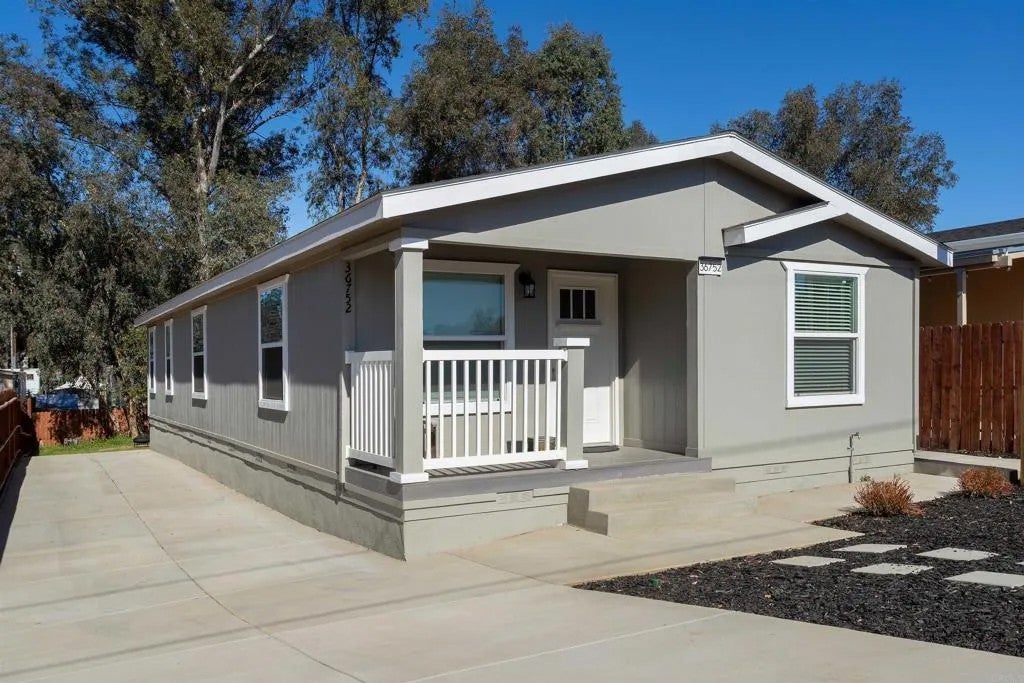 18374 Oleander Avenue — photo