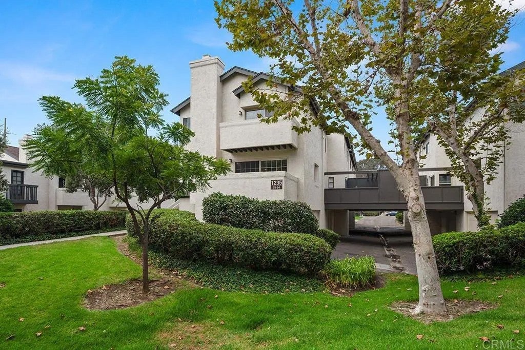 1235 River Glen Row 79 — photo