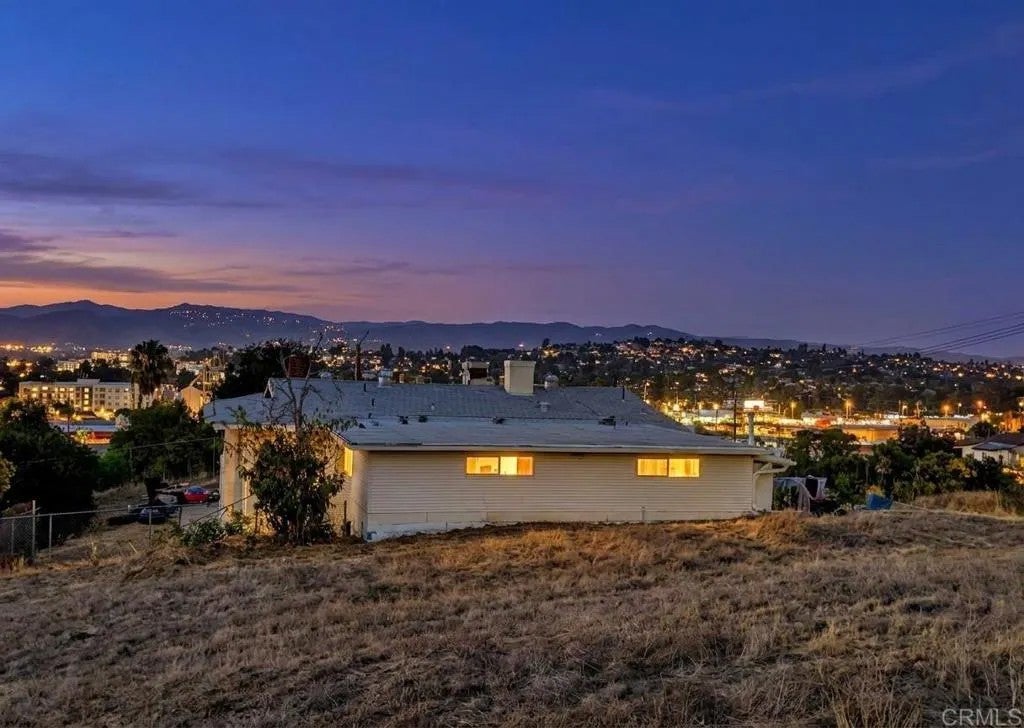925 Grand Court — photo