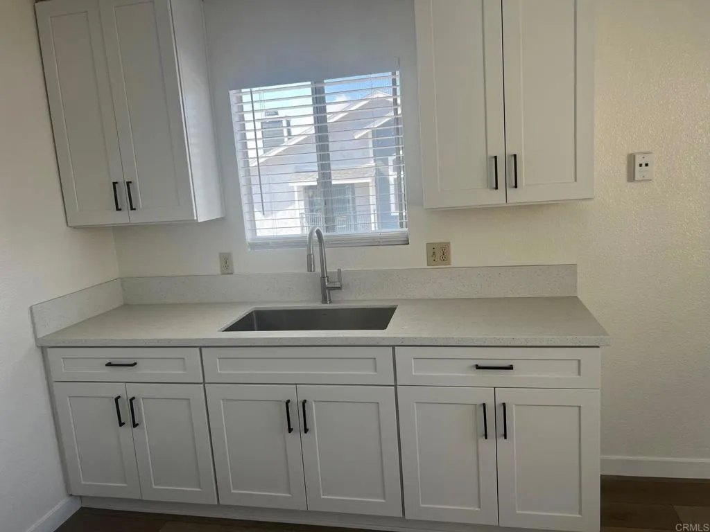 4438 Winona Ave Unit B — photo