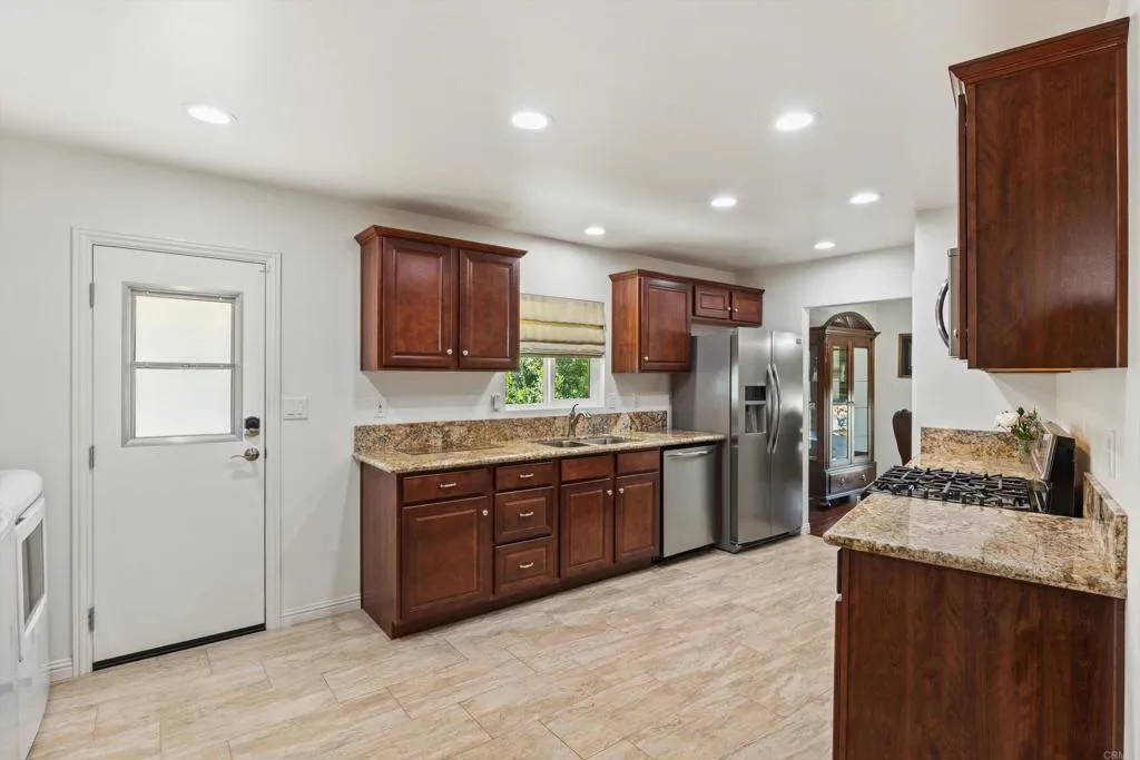 1010 E Bobier #5, Vista, CA 92084 — photo 3
