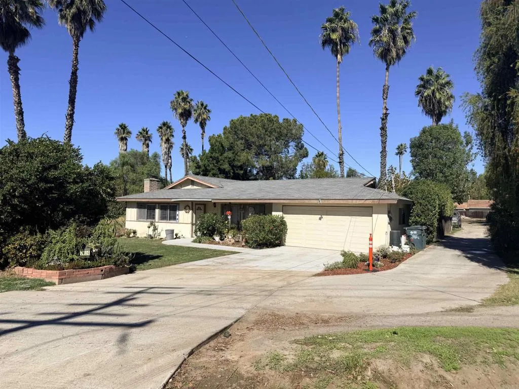 2016 Avenida Del Diablo — photo