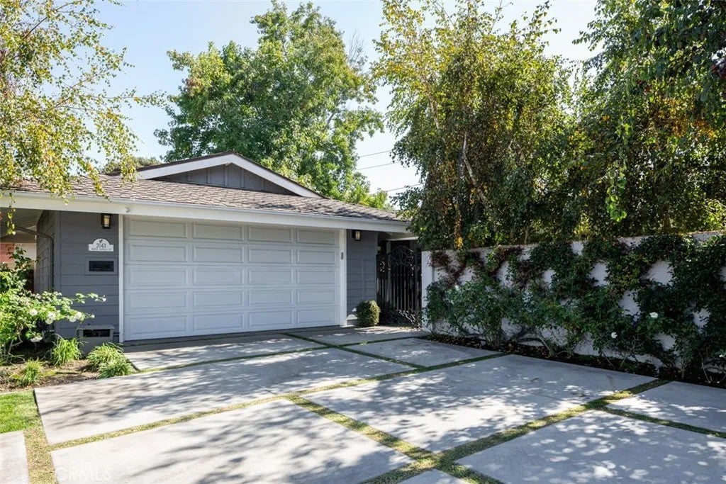 2043 N Capella Court — photo