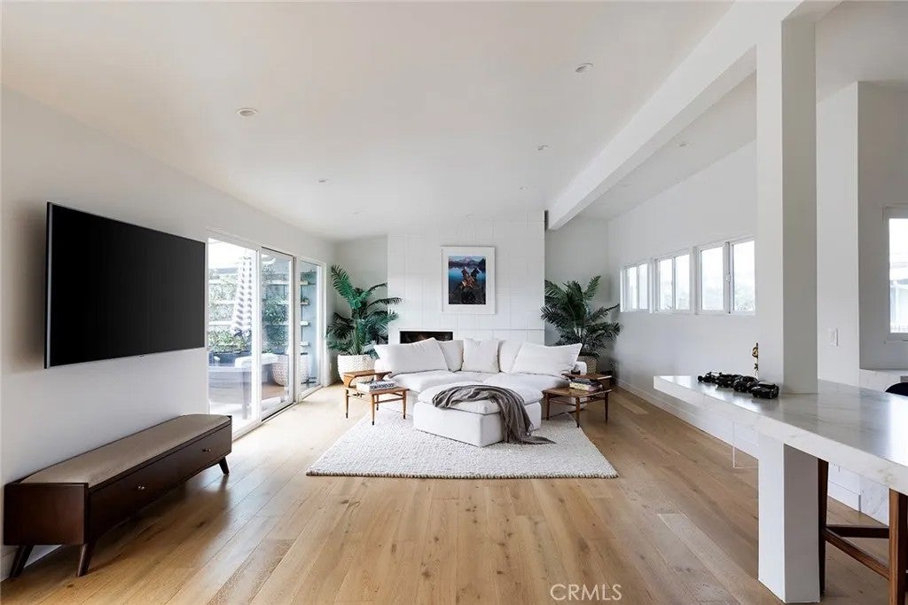 1504 Westcliff Drive 5 — photo