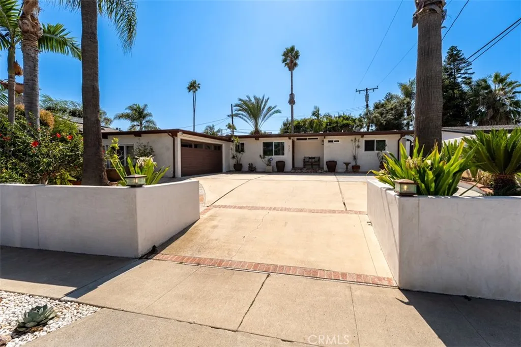 327 Santa Isabel — photo