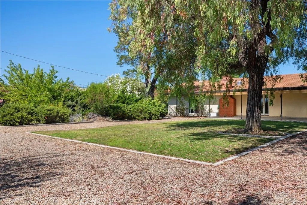 1523 Country Club Drive — photo