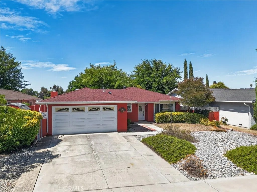 1212 Dorothy — photo