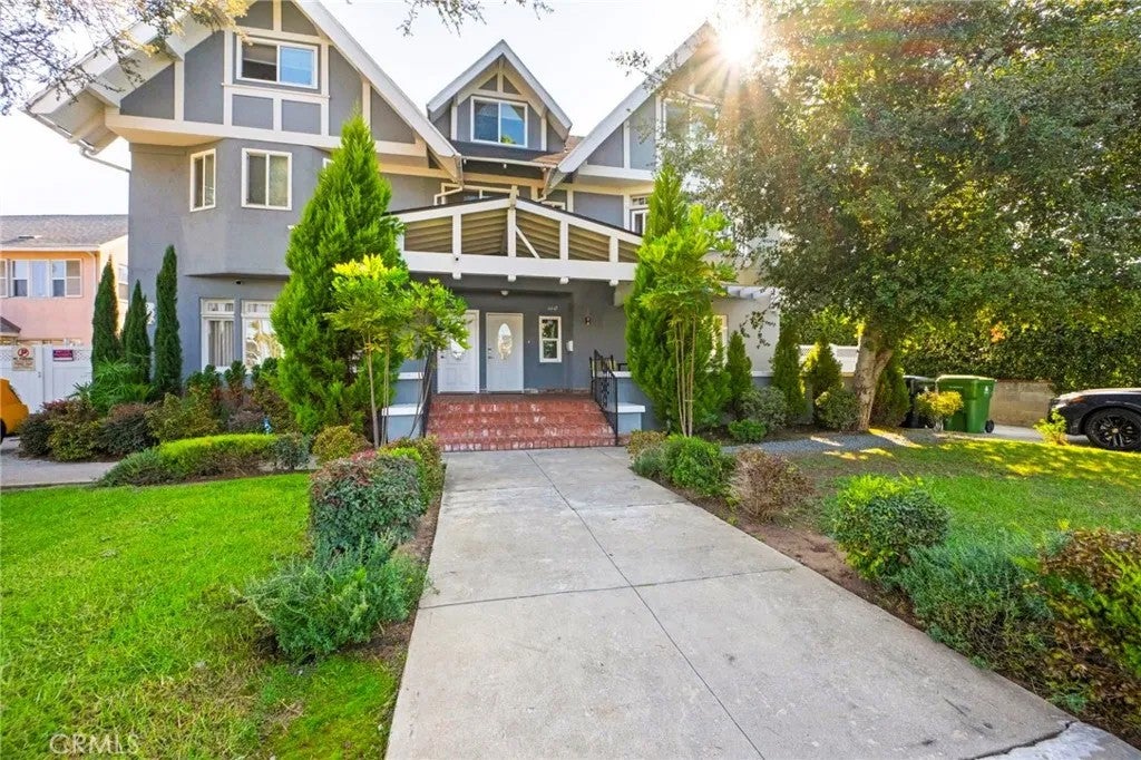 4440 Victoria — photo