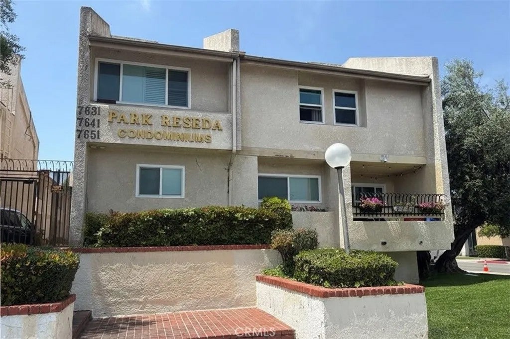 7651 Reseda 12 — photo