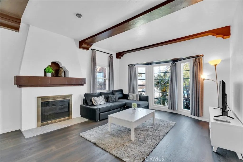 8319 S Van Ness — photo