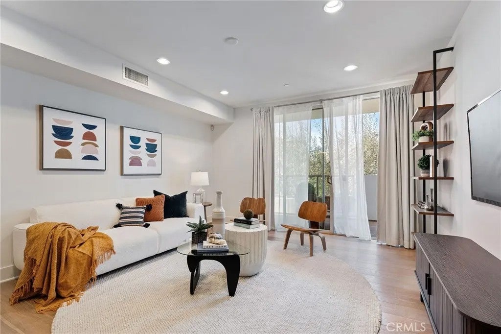 118 N Kings Rd 201 — photo