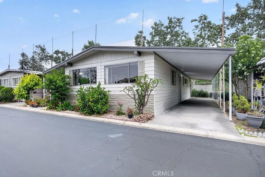 24921 Muirlands 32 — photo
