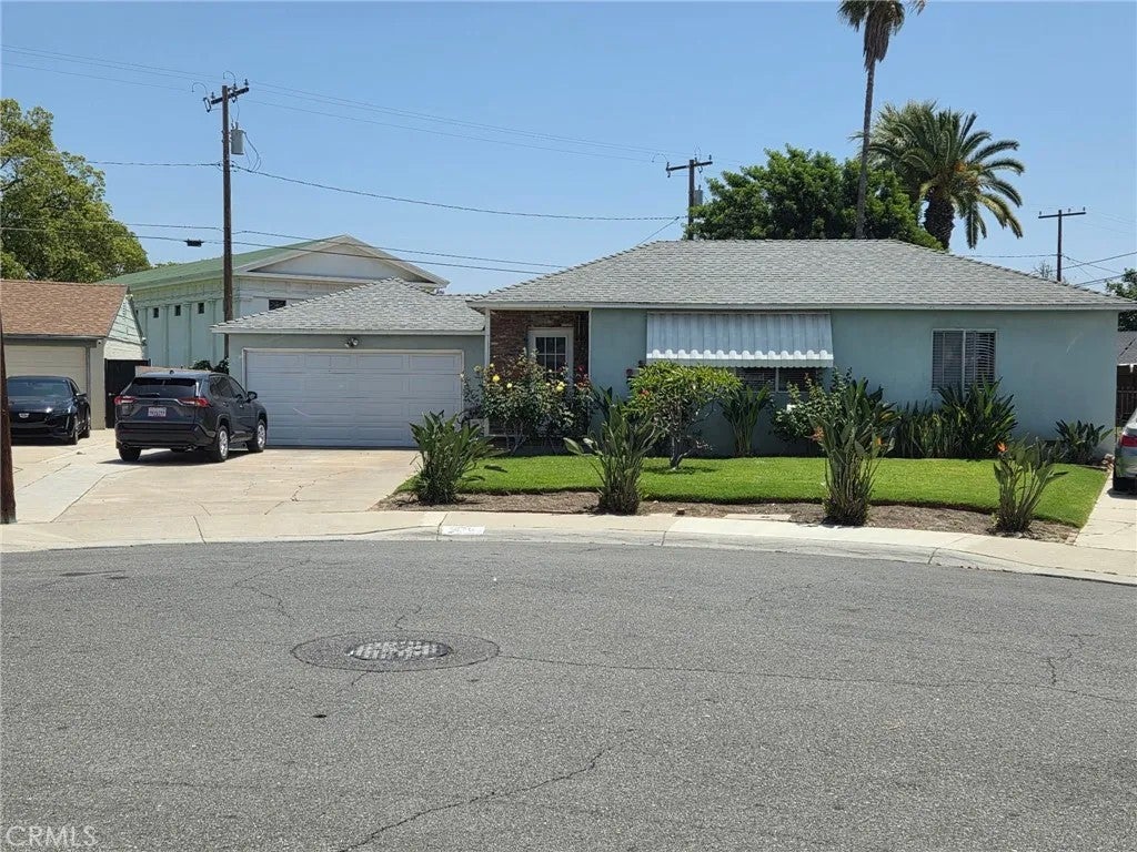 1276 E Flower Street — photo
