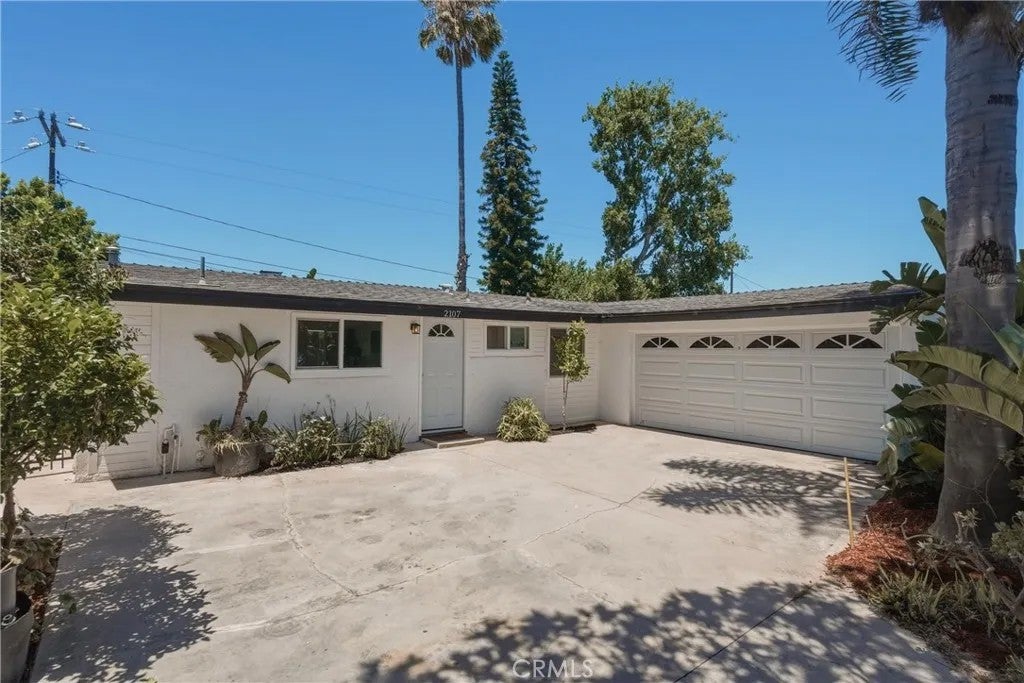 2107 Pomona — photo
