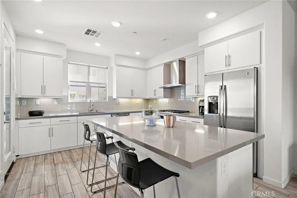 144 Paramount — photo