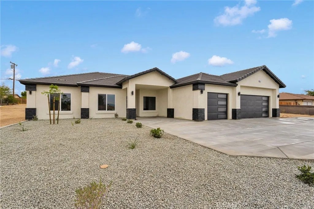 15561 Apple Valley Road — photo