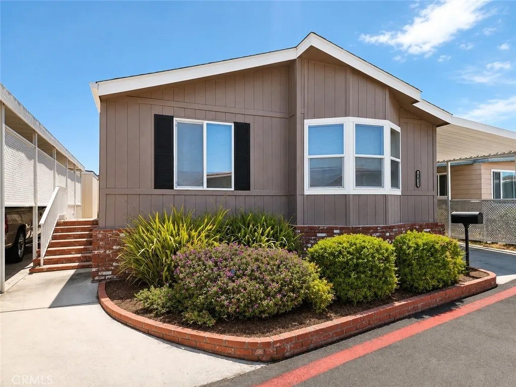 19361 Brookhurst — photo