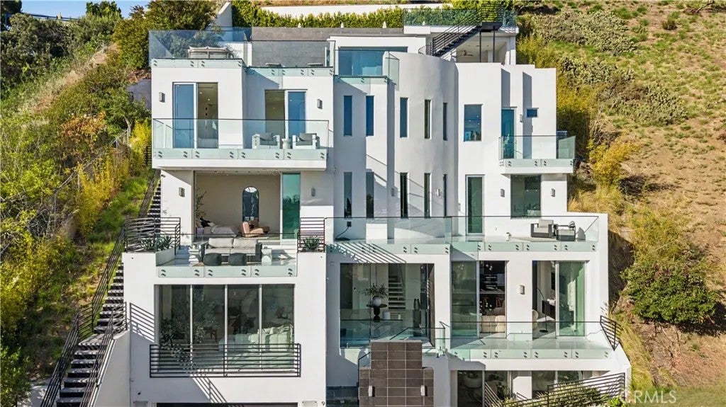 9459 Beverly Crest — photo