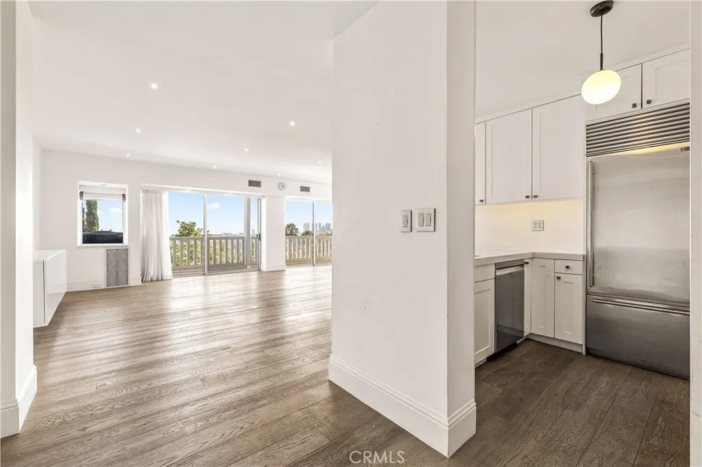 999 N Doheny Dr 310 — photo