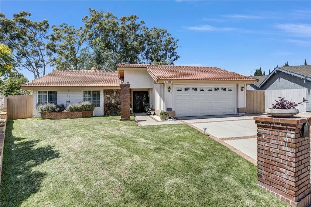 23801 Lindley — photo