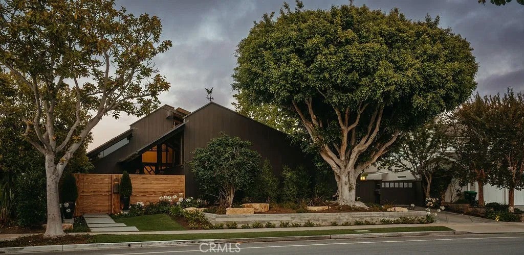 1534 Santiago — photo