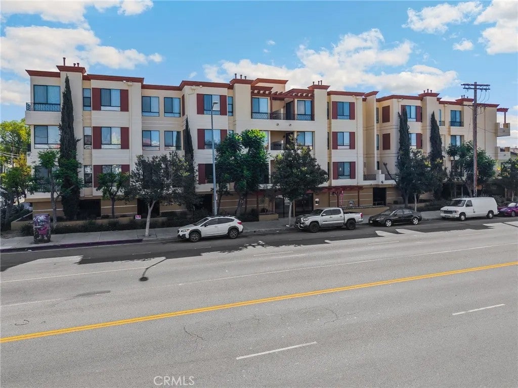 6938 Laurel Canyon 303 — photo