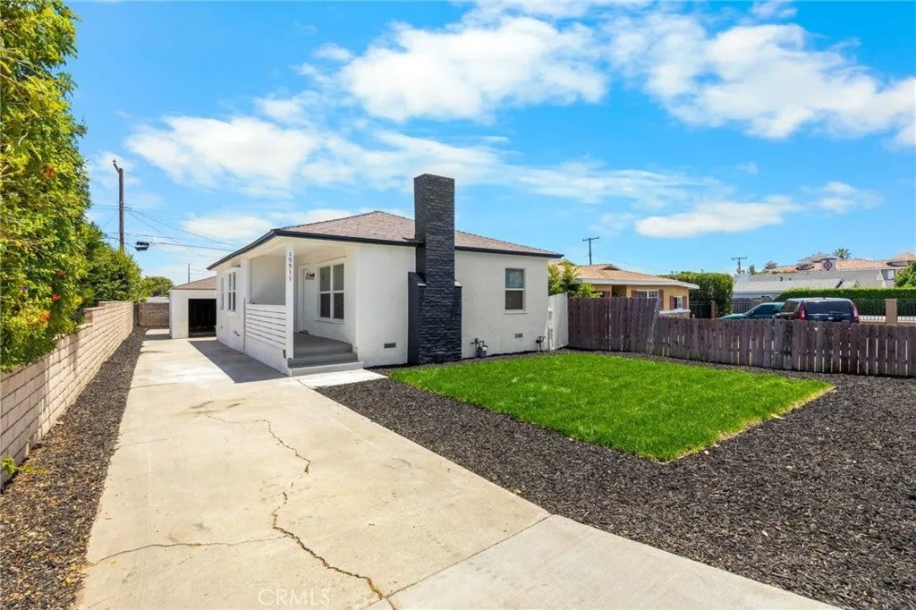 15511 Avery — photo