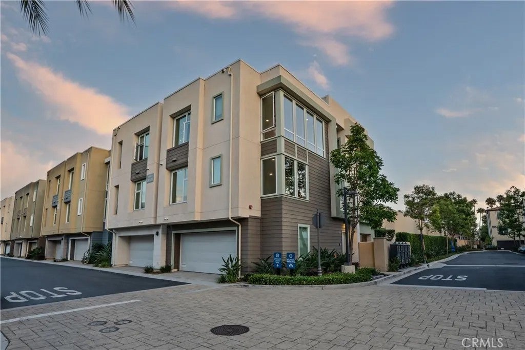 2765 Doheny — photo