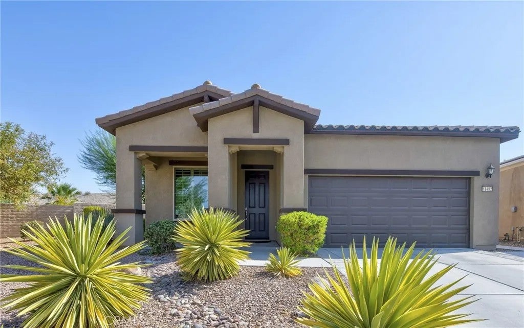 81482 Avenida Viesca — photo