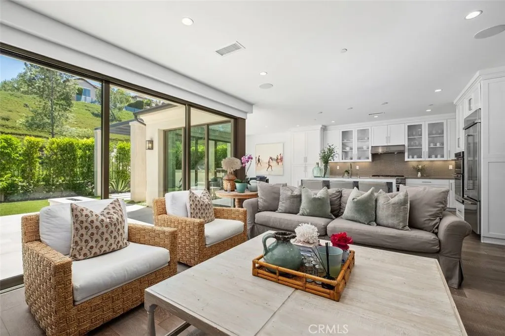 100 Della, Irvine, CA 92602 — photo 2