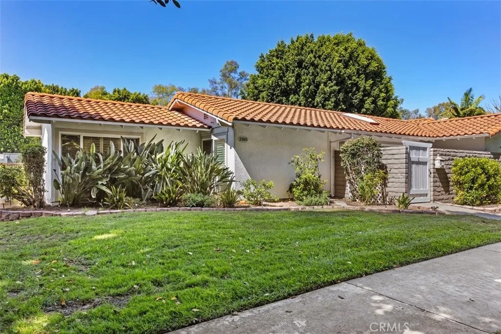 2365 Via Mariposa East C — photo