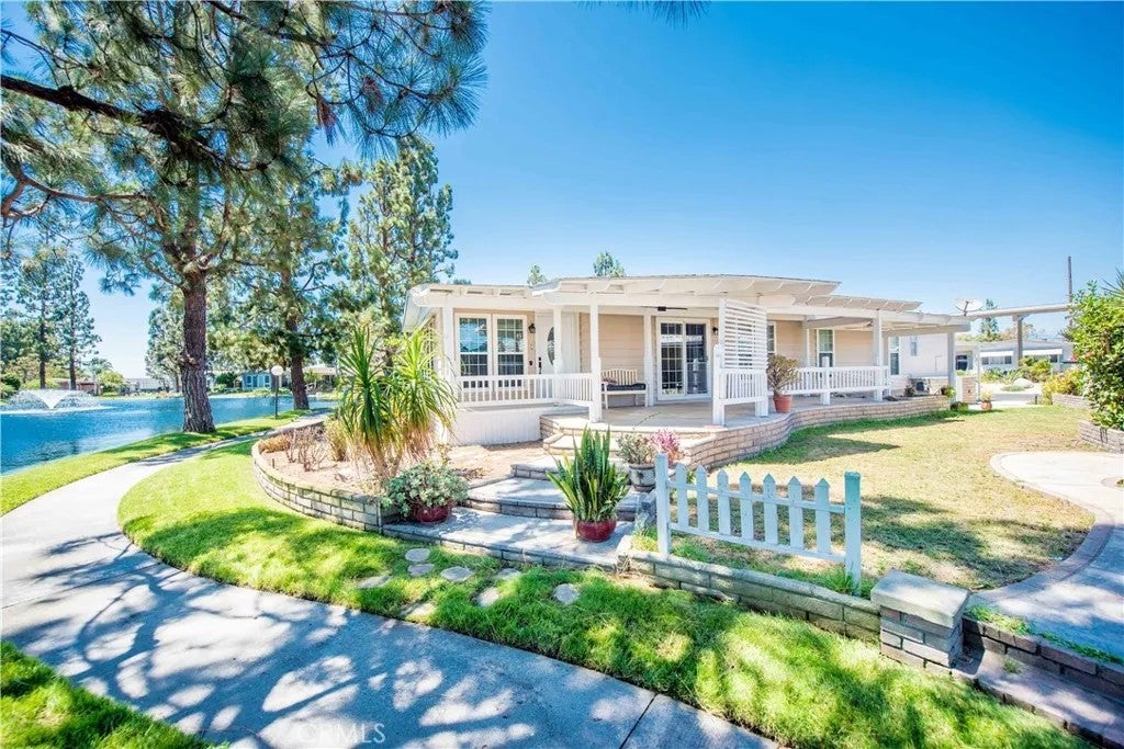 14036 Lake View 143 — photo