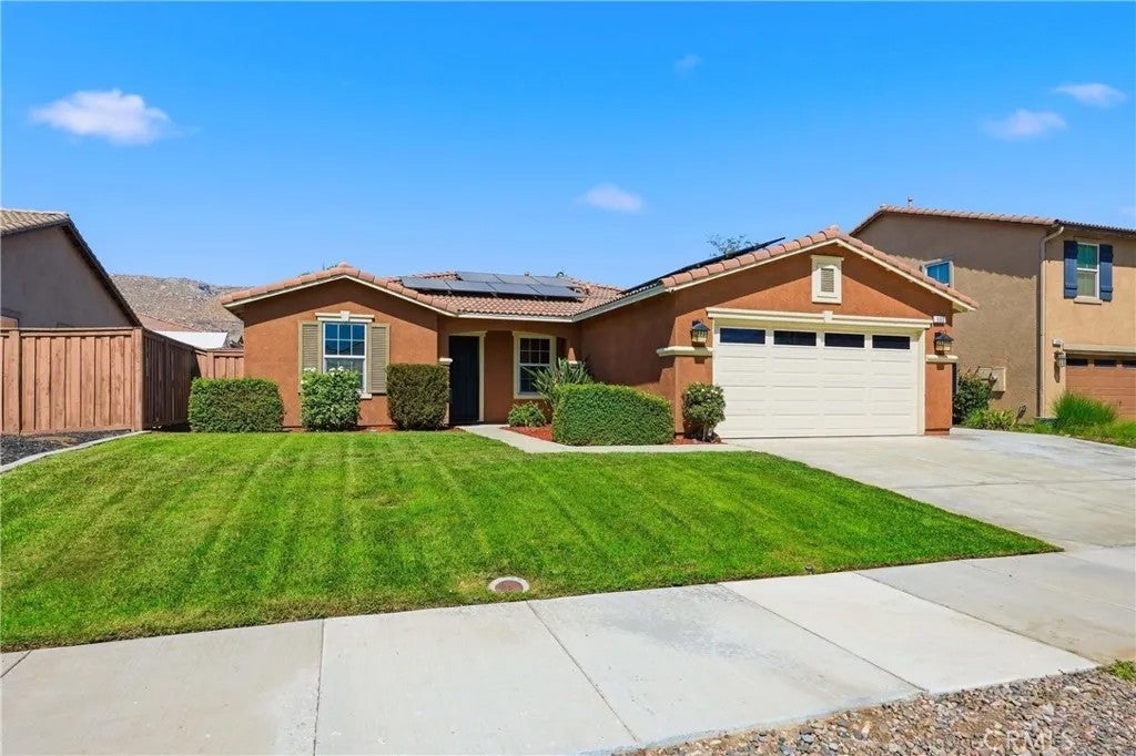 690 Julian — photo