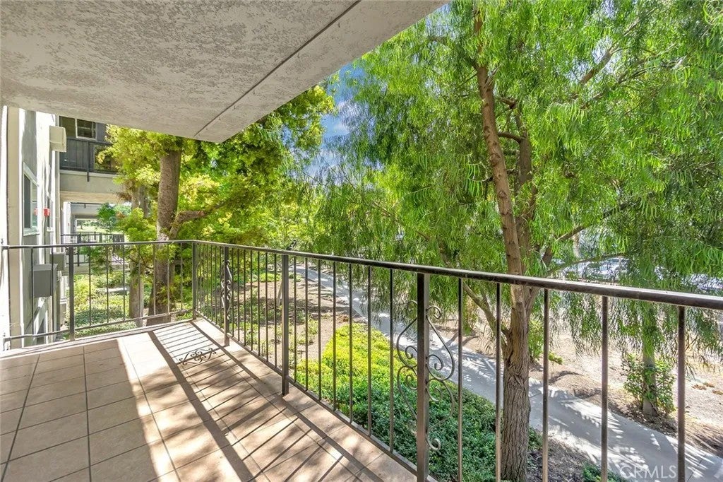 2393 Via Mariposa West 1D — photo