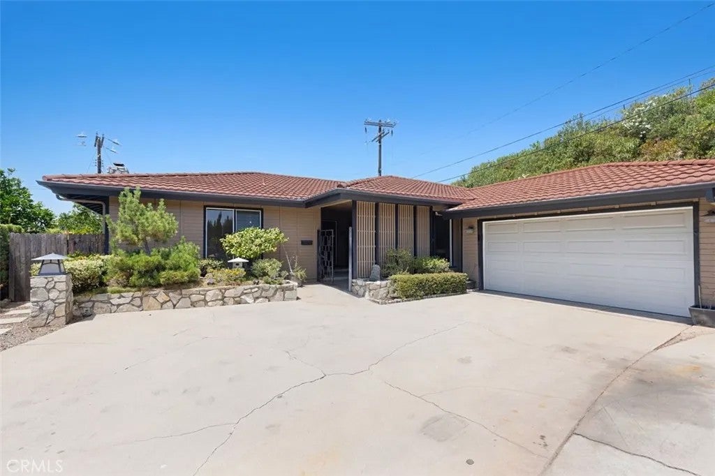 13675 Sycamore Drive — photo