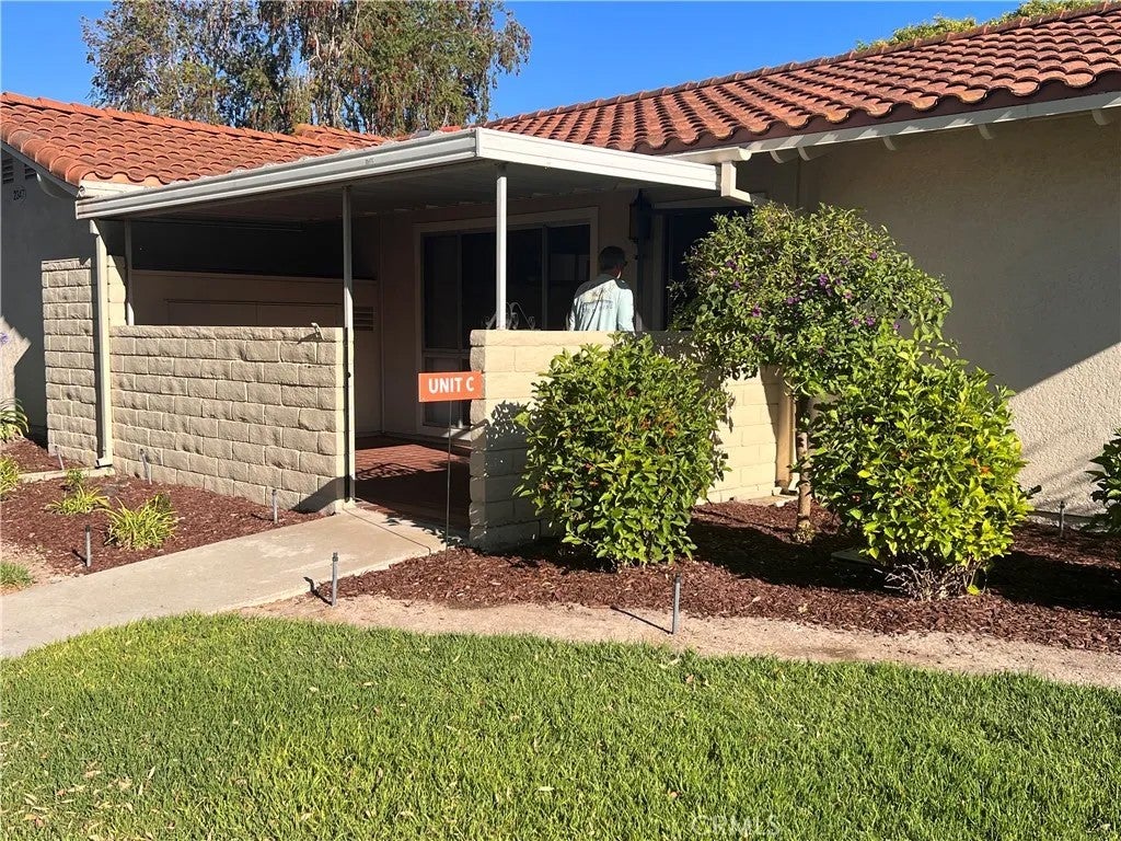 2347 Via Mariposa West C — photo