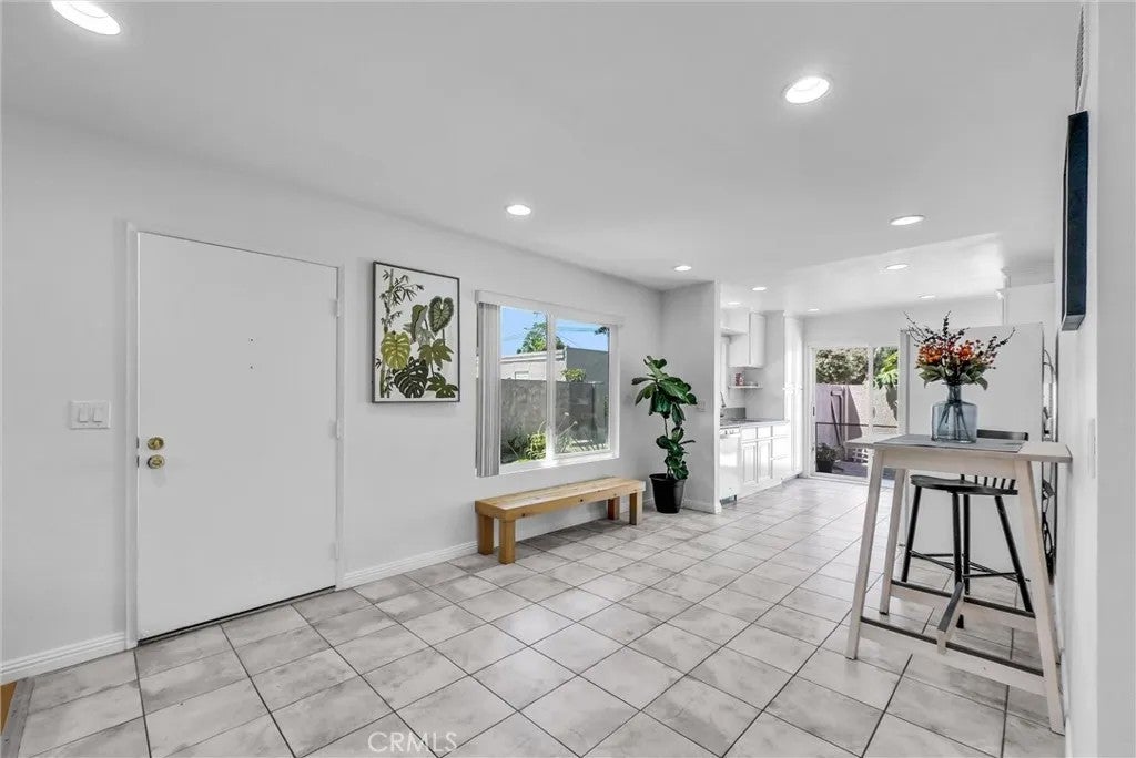 2142 W Liverpool Lane — photo