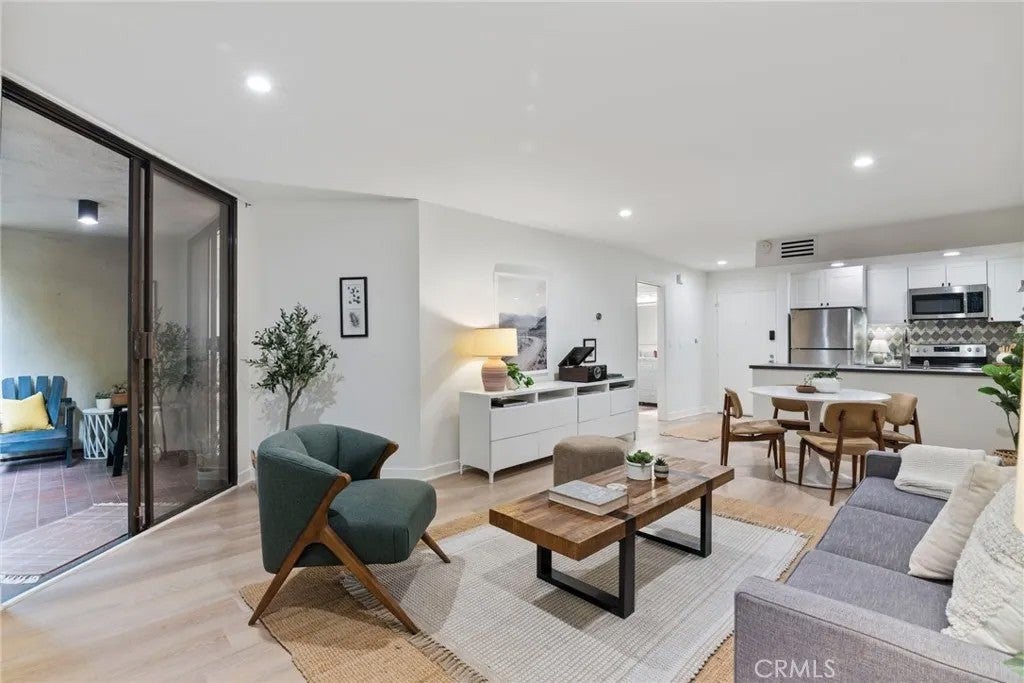 750 N Kings Road 111 — photo